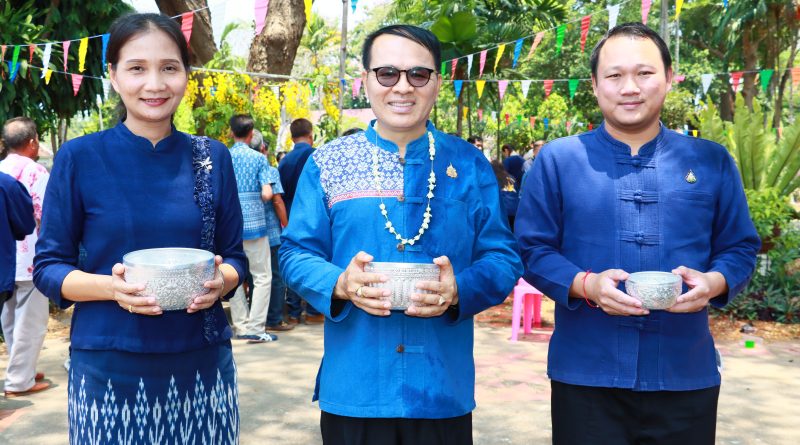 ร่วมพิธีรดน้ำดำหัว นายอนุวัธ วงศ์วรรณ นายกองค์การบริหารส่วนจังหวัดแพร่