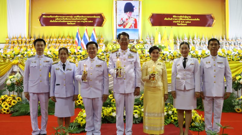 สพป.แพร่ เขต 2 ร่วมพิธีถวายเครื่องราชสักการะและวางพานพุ่ม และพิธีจุดเทียนถวายพระพรชัยมงคล